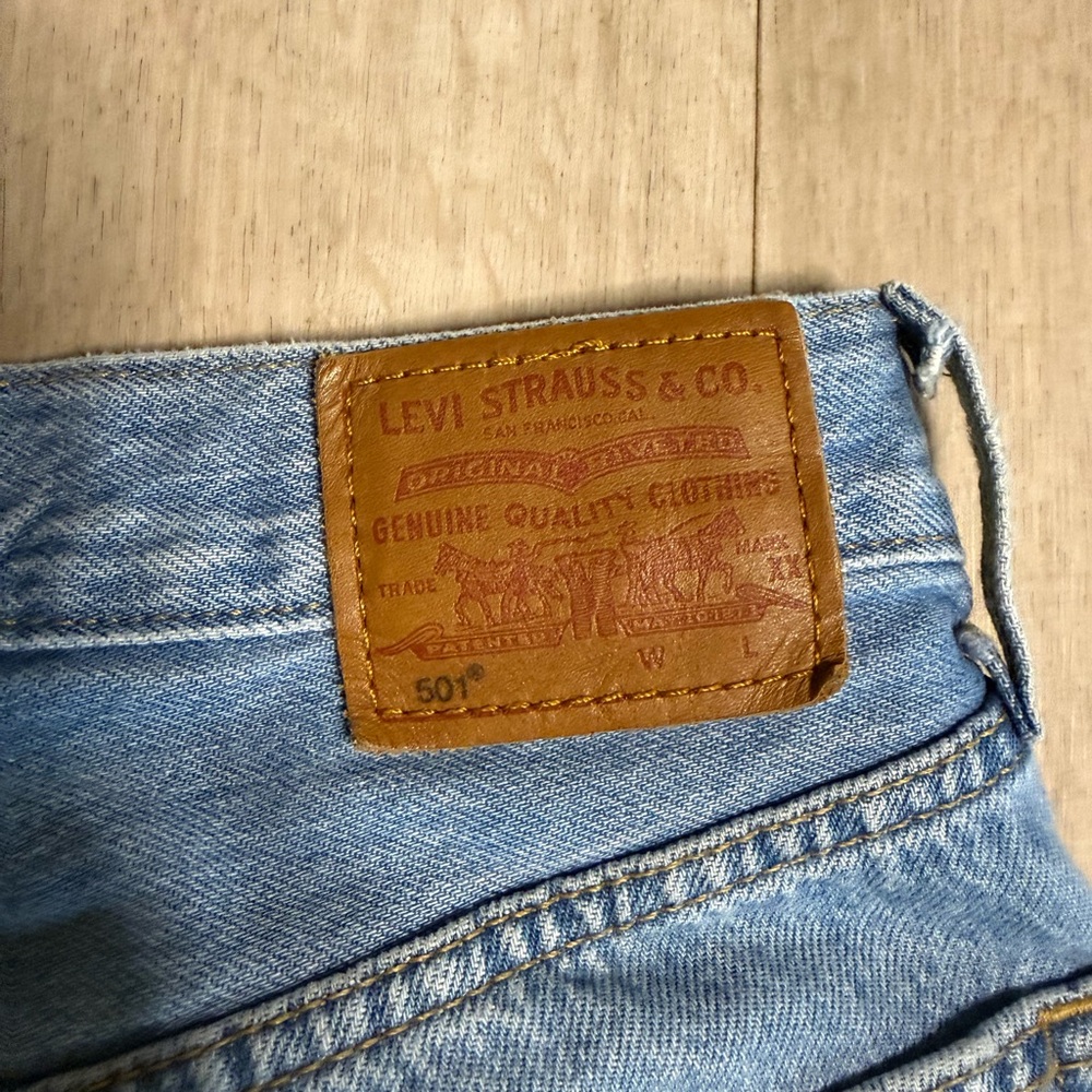 Levi's 501® Ankle Distressed Jeans - Picture 5 of 7